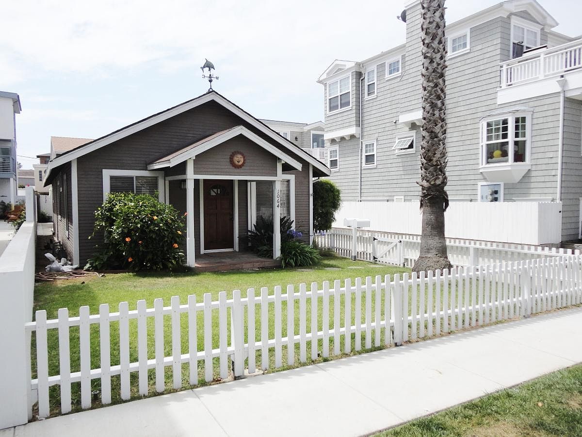 a beutiful house in hermosa beach recently exterior painted by our team