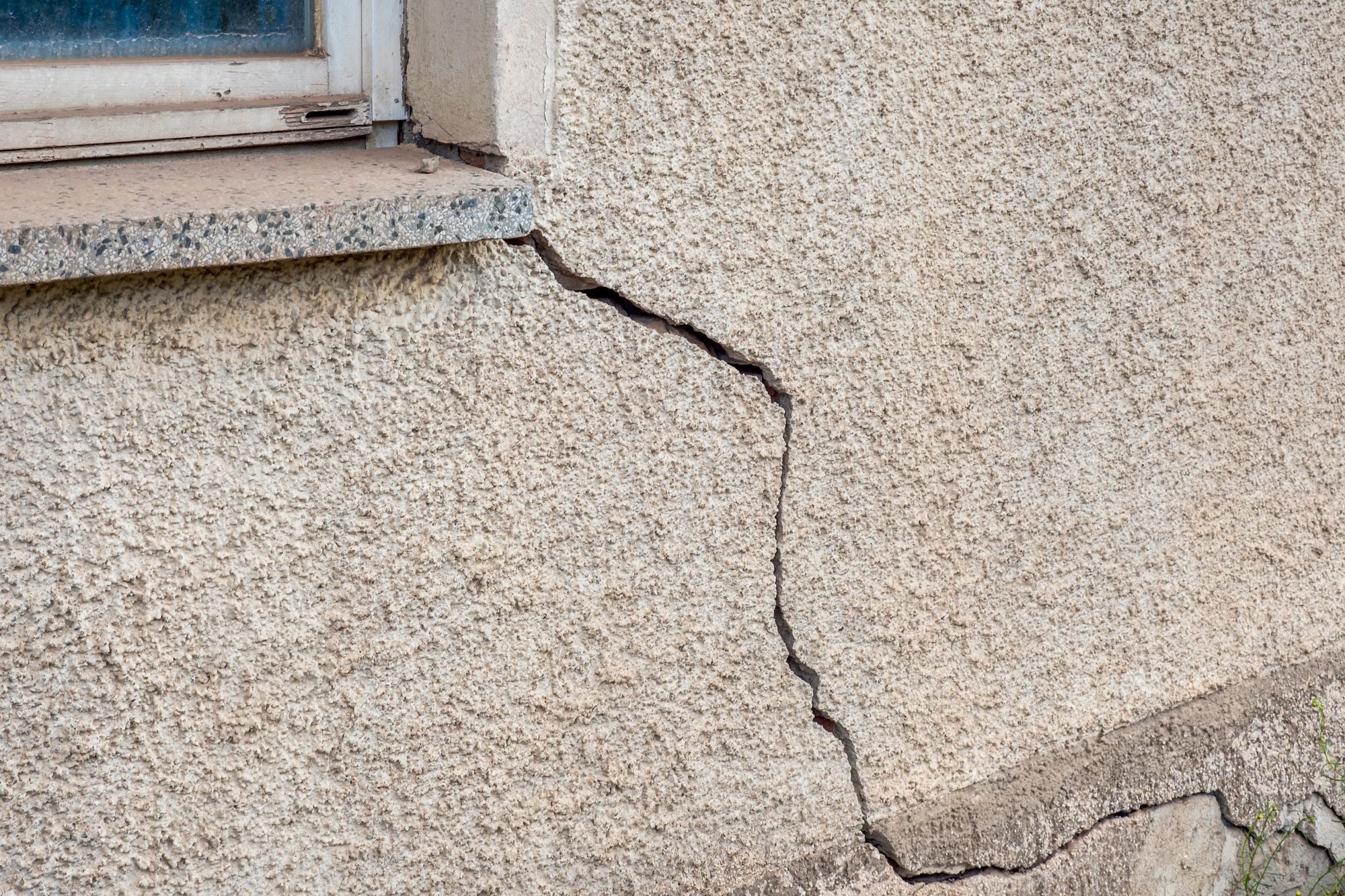 a stucco repair crack before painting